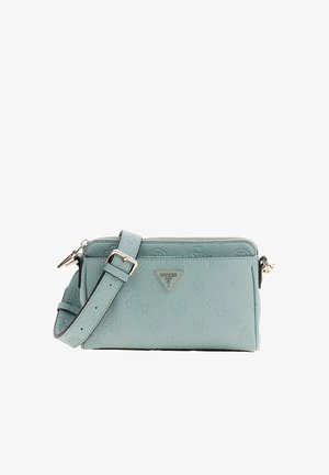 Petit sac bandoulière bleu clair avec sangle réglable, motif de logo embossé et emblème métallique triangulaire de la marque Guess à l'avant.
