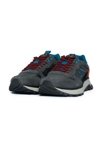 Scarpe sportive in suede grigio con accenti neri, linguetta color turchese, lacci rossi e dettagli blu. Suole in gomma spessa con battistrada testurizzato per una buona aderenza.