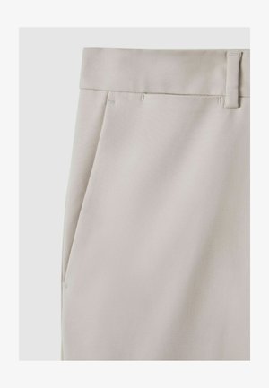 Svijetlosmeđi krojeni hlače s glatkom teksturom, struktuiranim pojasom, dvostrukim prednjim nabora i bočnim džepovima za praktičnost.