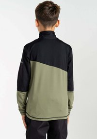 Schwarzes und olivgrünes Langarmhemd mit einem hohen Kragen, weich im Griff und mit einem Farbblockdesign. Abgeschlossen mit kontrastierenden Nähten.