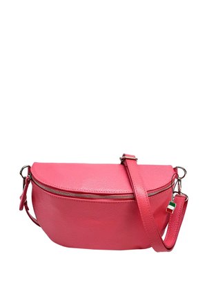 Roze leren crossbodytas met gebogen ritssluiting en verstelbare band met een kleine Italiaanse vlagbedel op een witte achtergrond.
