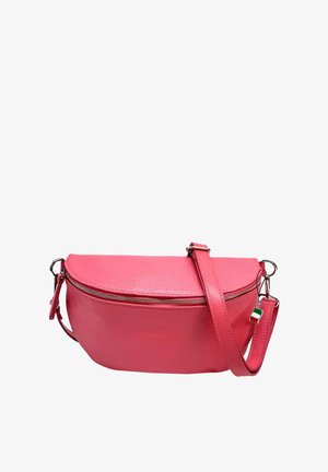 Rosa Leder-Umhängetasche mit gewölbtem Reißverschluss und verstellbarem Riemen, versehen mit einem kleinen italienischen Flaggenanhänger auf weißem Hintergrund.