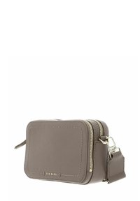 Sac bandoulière en cuir gris avec deux compartiments zippés, ferrures dorées et une sangle amovible. Texture lisse avec une couture distincte.