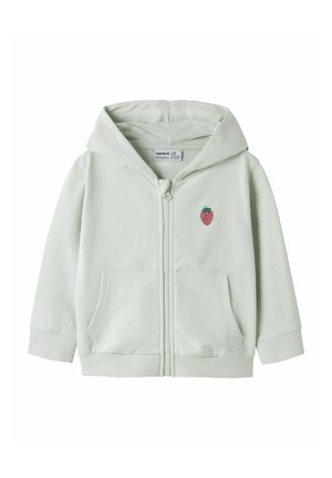 Sweat à capuche zippé vert clair pour tout-petit avec poches kangourou et petite fraise rouge brodée sur la poitrine gauche.