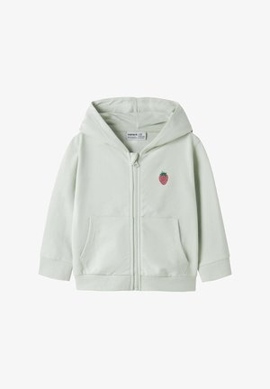 Sweat à capuche zippé vert clair pour tout-petit avec poches kangourou et petite fraise rouge brodée sur la poitrine gauche.