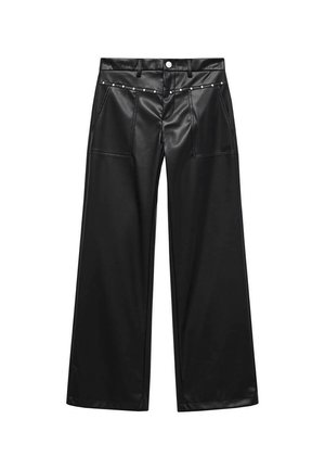 Zwarte faux leren wijde broek met een gladde textuur, voorzien van decoratieve studs langs de tailleband en twee voorsluitingzakken.
