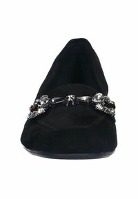 Zwarte suède platte schoen met een ronde neus, versierd met een decoratieve cluster van heldere en rode strassstenen aan de voorkant.