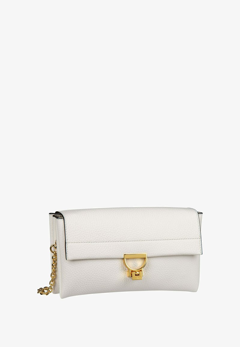 Pochette en cuir blanc texturé avec fermoir et chaîne dorés, forme rectangulaire, rabat supérieur plié et design minimaliste.