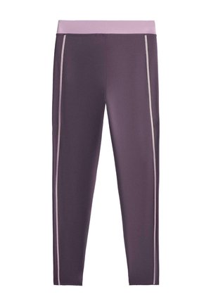 Lila leggings széles, világoslila derékpánttal és világos színű függőleges csíkokkal mindkét láb mentén.