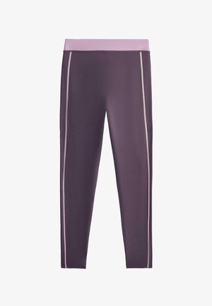 Lila leggings széles, világoslila derékpánttal és világos színű függőleges csíkokkal mindkét láb mentén.