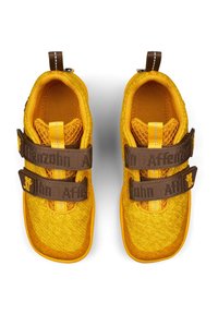 Scarpe gialle brillanti con una trama testurizzata. Cinghie e accenti in Velcro marroni. Forma della punta arrotondata e fodera in rete per la traspirabilità.