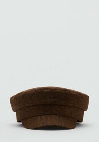 Căciulă de tip newsboy cu vârf plat, confecționată dintr-un material maro texturat, cu bor scurt curbat, expusă pe o suprafață gri deschis.