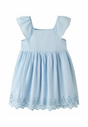 Lys blå ermeløs kjole til småbarn med volangstropper, subtile vertikale striper og brodert blomsterskålkant.