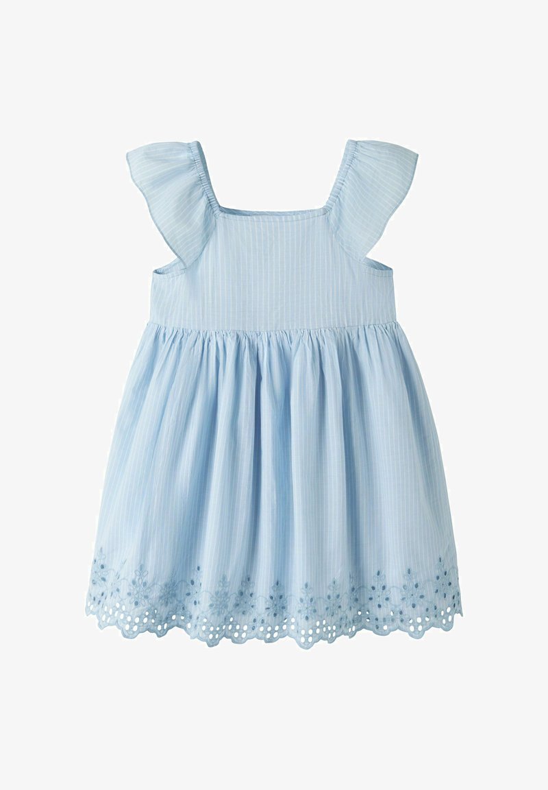 Robe sans manches bleu clair pour tout-petit avec bretelles volantées, fines rayures verticales et ourlet festonné brodé de fleurs.
