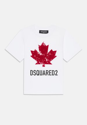 Biela bavlnená tričko s grafickým motívom červenej grunge-style javorovej listu a čiernym textom "DSQUARED2" pod ním. Jednoduchý dizajn s okrúhlym výstrihom.