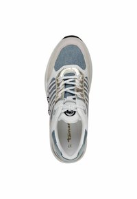 Baskets blanches avec une tige en denim et des accents argentés métalliques. Présentent un design à lacets, une pointe arrondie et une semelle texturée. Taille 37.