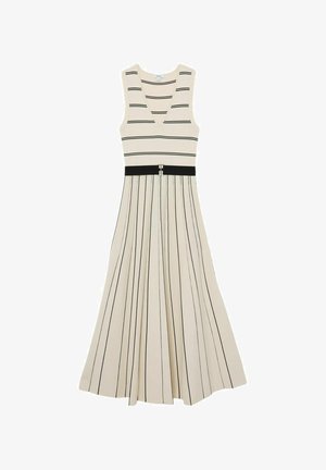 Krémové šaty bez rukávů s černými vodorovnými pruhy na vrchní části, svislými pruhy na sukni, výstřihem do V a černým páskem se stříbrnou přezkou.