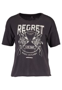 Camiseta de algodón negra con un corte holgado. En la parte frontal presenta un gráfico con el texto "SIN ARREPENTIMIENTOS" y diseños de mariposas en tinta blanca.