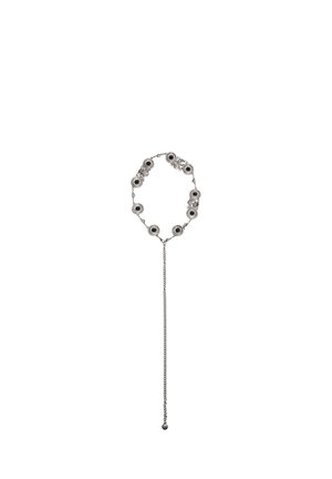 Srebrna bransoletka łańcuszkowa z okrągłymi czarno-białymi zawieszkami z otrutym okiem, równomiernie rozmieszczonymi wokół opaski, wyposażona w regulowane zapięcie na wiszącym łańcuszku.