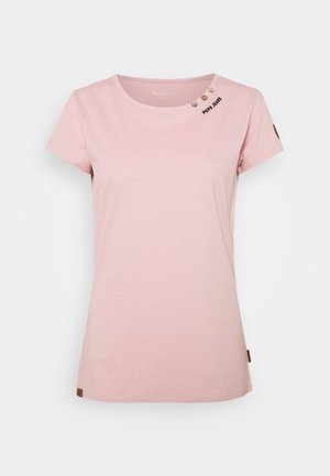 Roze katoenen T-shirt met korte mouwen, ronde halslijn, drie decoratieve knopen op de linkerschouder en een logobeschermer nabij de halslijn.