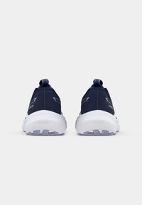 Zapatillas deportivas en color navy con un diseño elegante, que cuentan con una parte superior de tela flexible y una suela de goma blanca con patrones de tracción visibles.