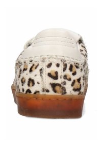 Des chaussures à enfiler à imprimé léopard en matériau duveteux, avec un dessus en cuir blanc et une semelle en caoutchouc avec une teinte marron clair.