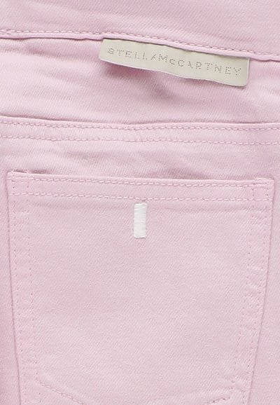 Tessuto di denim rosa chiaro con una tasca posteriore, dettagli di cucitura delicati e un'etichetta bianca con il marchio "STELLA McCARTNEY".