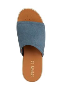 Sandalo scivolato blu in suede con cinturino largo, soletta color beige e suola bianca. Presenta fori di ventilazione per una migliore traspirabilità. Logo Geox visibile.