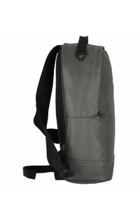 Zaino grigio dal design elegante, realizzato in materiale durevole. Presenta spallacci neri e una tasca laterale con zip. Superficie liscia, stile minimalista.