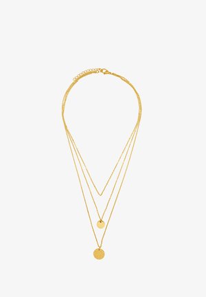 Collier à couches dorées présentant trois chaînes de longueurs différentes avec deux pendentifs ronds ; l'un texturé et l'autre lisse.