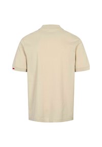 Polo beige à manches courtes avec col et poignets côtelés, vu de dos sur fond blanc.