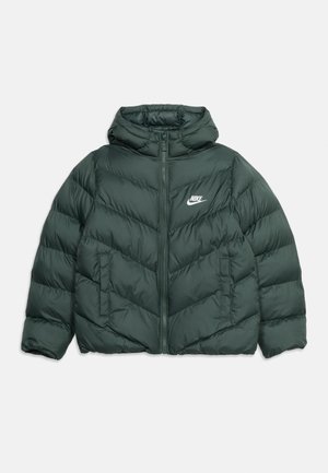 Veste matelassée Nike vert foncé avec capuche, fermeture éclair à l’avant, deux poches latérales et logo Nike blanc sur la poitrine.