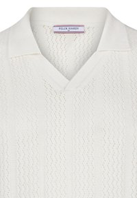 Polo de punto blanco con cuello en V, presenta un patrón texturizado y un cuello plano. Etiqueta que dice "FELIX HARDY," talla M.