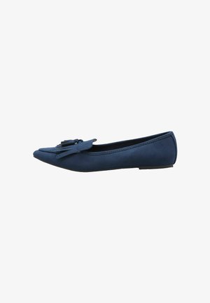 Marineblå flade loafers med spids snude og dekorative kvaster på toppen, lavet af ruskindslignende materiale.