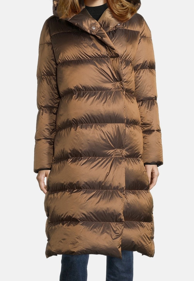 Braune Daunenjacke mit Kapuze, mit gestreiftem Steppmuster, Druckknöpfen und einem knielangen Saum. Glatte, glänzende Textur.