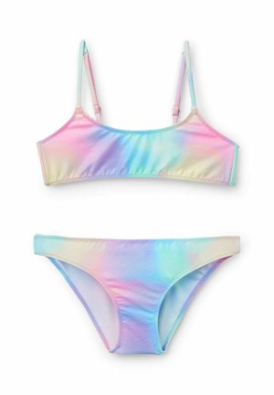 Zweiteiliger Badeanzug mit verstellbaren Trägern, versehen mit einem pastellfarbenen Batikmuster in Pink-, Blau-, Lila- und Gelbtönen auf weißem Hintergrund.