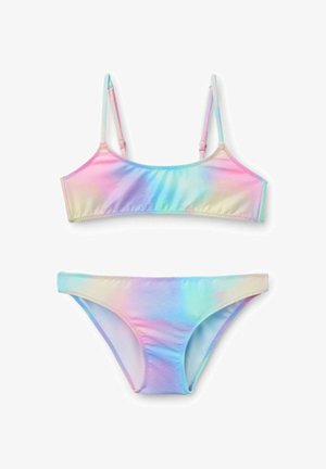 Dvoudílné plavky s nastavitelnými ramínky, s pastelovým tie-dye vzorem v růžových, modrých, fialových a žlutých odstínech na bílém pozadí.