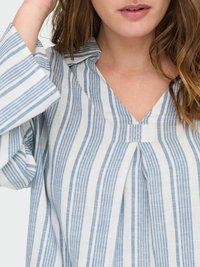 Blouse légère à rayures bleues et blanches, avec un décolleté en V, des manches larges et un détail plissé sur le devant. Fabriquée en tissu respirant.