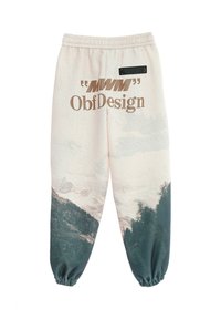 Pantalones de chándal con cintura elástica. Tejido beige claro con un estampado de paisaje montañoso en verde oscuro y marrón, con el texto: "MWM" ObfDesign.