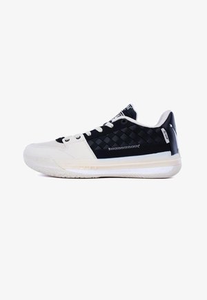 Lage atletische sneaker met zwart-witte kleurvlakken, witte veters, een geweven patroon aan de zijkant en een dikke, gevoerde zool.