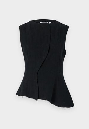 Haut sans manches noir en tissu texturé, présentant un ourlet asymétrique et un col montant avec un design drapé subtil.
