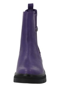 Botín morado de tobillo hecho de material sintético texturizado. Presenta una lengüeta lateral y suela de caucho negro con un patrón estriado.