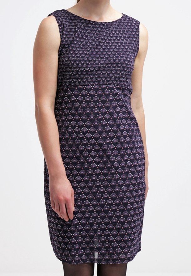 Robe sans manches en tissu violet foncé avec un motif floral répétitif dans des nuances plus claires. Coupe ajustée avec un col rond et longueur au genou.