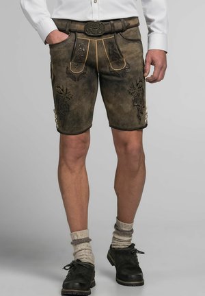 Braune Lederhosen mit dekorativer Stickerei, gelben Nähten, Seitentaschen und einem Gürtel mit einer detaillierten Schnalle.