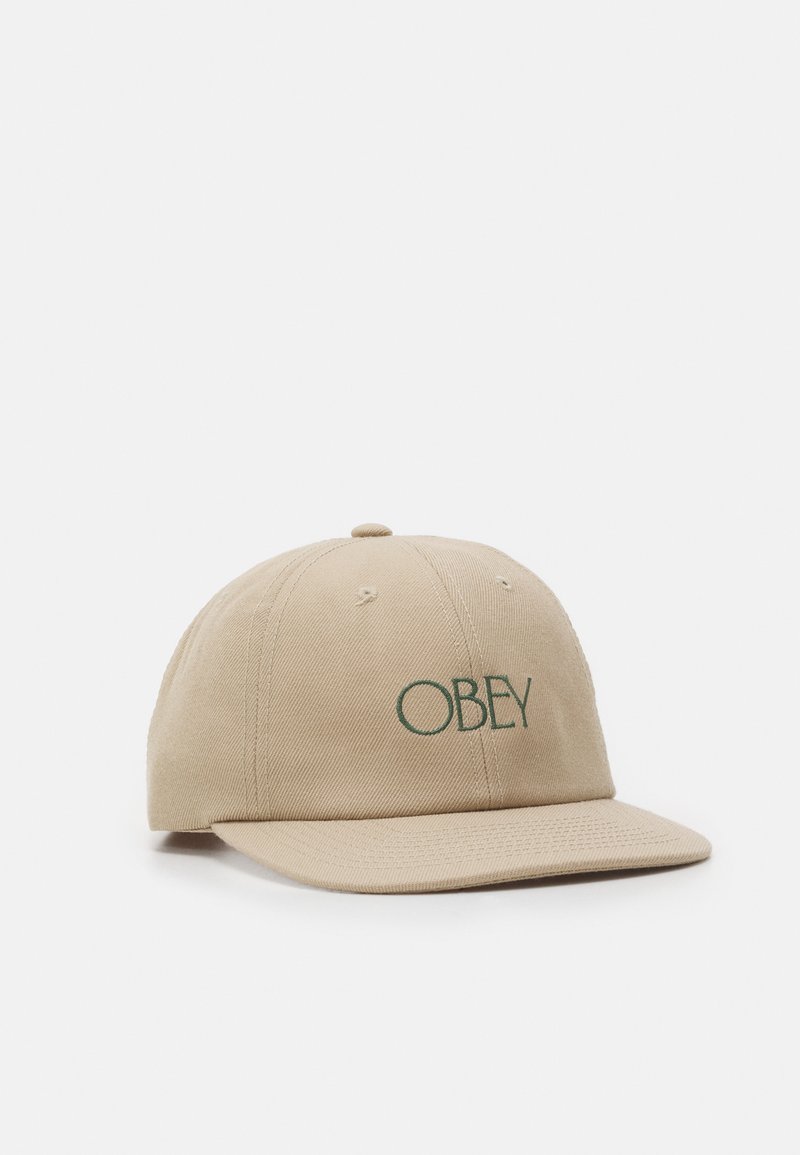 Boné bege feito de lona de algodão, com o logótipo verde "OBEY" bordado na frente. Aba curvada e design de seis painéis com buracos de ventilação.