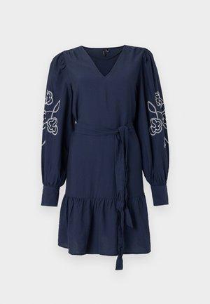 Φόρεμα σε σκούρο μπλε χρώμα με V-λαιμόκοψη, φουσκωτά μανίκια, κεντήματα λουλουδιών στα μανίκια, δετή ζώνη στη μέση και βαθμιδωτό τελείωμα. Κατασκευασμένο από ελαφρύ ύφασμα.