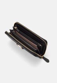 Portafoglio in pelle nera con zip dorata, presenta più scomparti e slot per carte, texture liscia e chiusura a scatto.