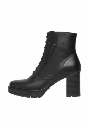 Bottine en cuir noir à lacets à l'avant et talon bloc haut, avec des coutures détaillées et une semelle texturée.