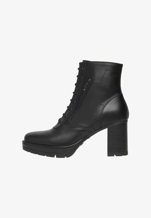 Bottine en cuir noir à lacets à l'avant et talon bloc haut, avec des coutures détaillées et une semelle texturée.