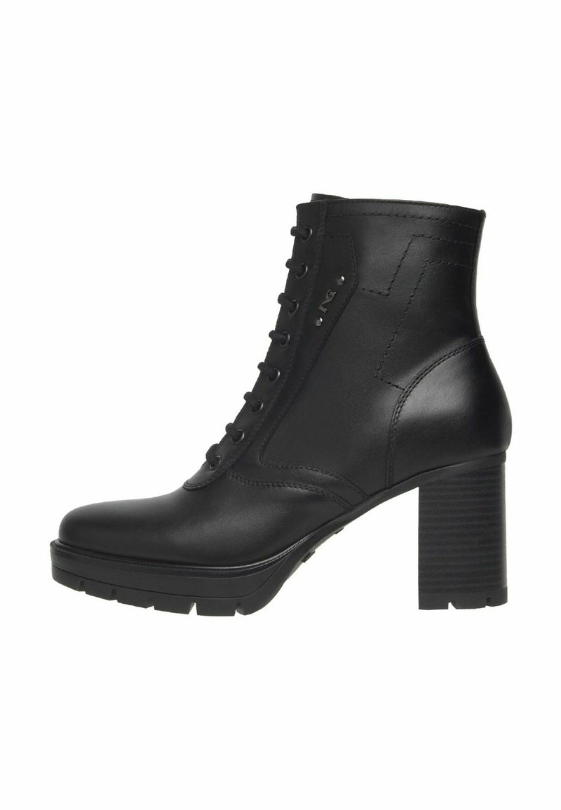 Bottine en cuir noir à lacets à l'avant et talon bloc haut, avec des coutures détaillées et une semelle texturée.